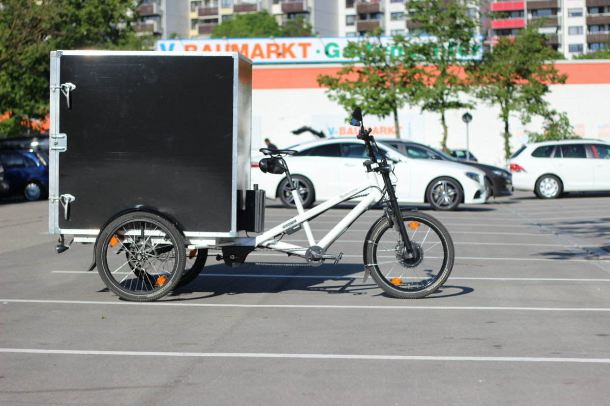Radkutsche Musketier auf dem Parkplatz eines Baumarktes